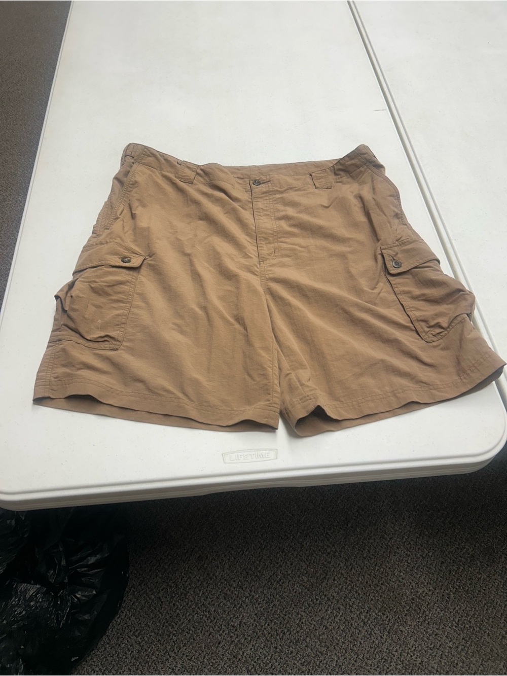 LL Bean Size 42 Men's Cargo Shorts in Light Brown - Classic Utility Style